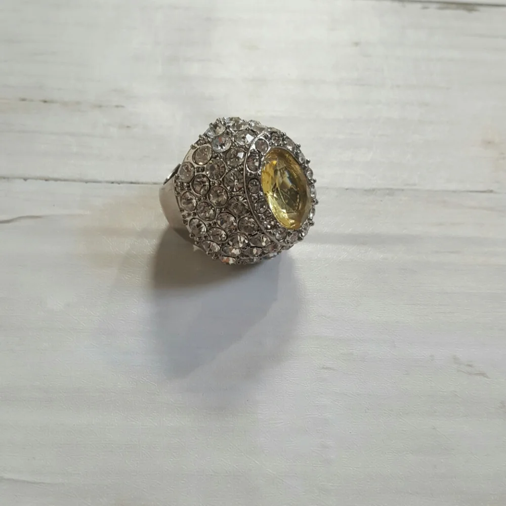 chunky ring‎ yellow stone surrounded by sprakles stretch links silver tone